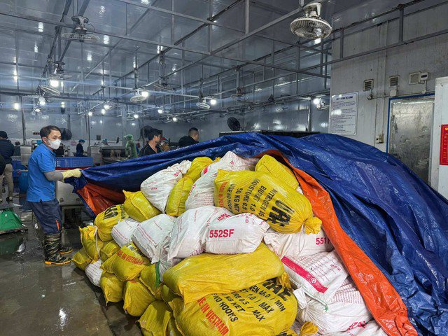 Số thực phẩm đông lạnh chuẩn bị đưa vào khu vực sơ chế. Ảnh: Công an TP Hà Nội.