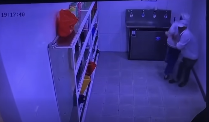 Hình ảnh nam công nhân sàm sỡ nữ công nhân bị camera ghi lại