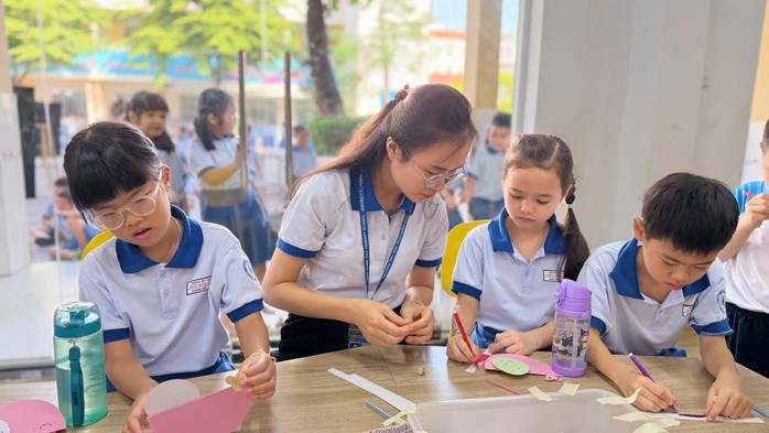 Kỳ tuyển sinh đầu cấp năm học 2026-2027 sẽ là kỳ tuyển sinh đầu cấp lớn nhất sau sáp nhập. Trong ảnh: Giáo viên và học sinh Trường Tiểu học Trần Hưng Đạo trong một tiết học STEM.