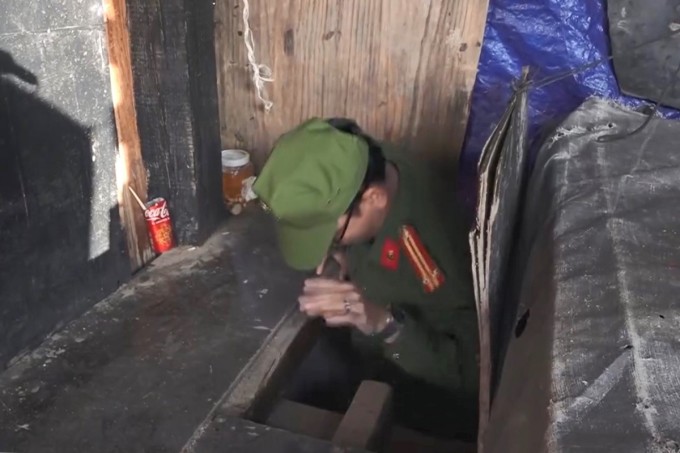 Hầm trú ẩn do Thiện xây dựng trong nhà chòi. Ảnh: Công an Quảng Ngãi