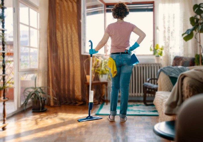 Dọn dẹp, trang trí nhà cửa đón Tết cũng là hoạt động tiêu hao năng lượng, hỗ trợ giảm cân nhanh.