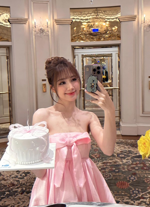 Hòa Minzy được xem là nữ ca sĩ đắt show hiện tại ở làng nhạc trẻ.