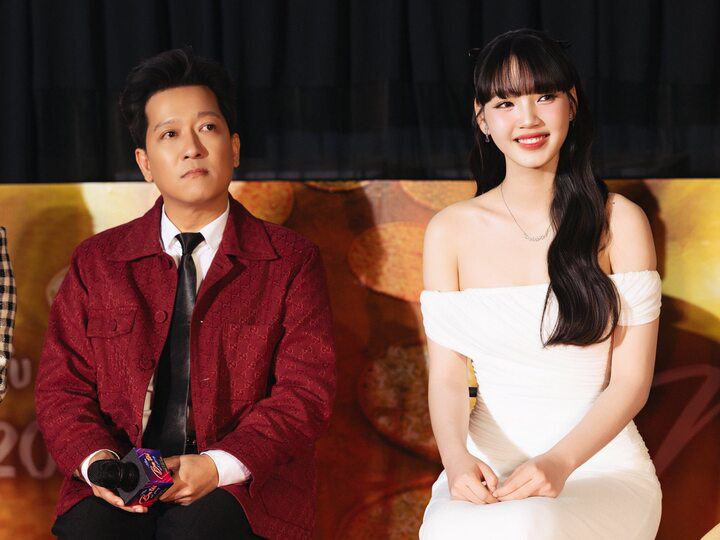 Gia nhập đường đua phim Tết 2026, phim "Nhà ba tôi một phòng" kể câu chuyện gia đình giản dị nhưng giàu chiều sâu cảm xúc, xoay quanh ông Thạch (Trường Giang) và con gái là An do diễn viên trẻ Đoàn Minh Anh thủ vai.