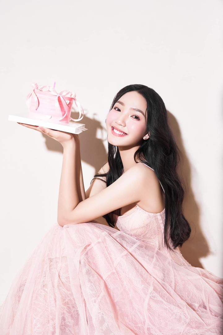 Sinh năm 2008 tại TP.HCM, Minh Anh bén duyên làng giải trí từ rất sớm. Khi mới 7 tuổi, cô đã đóng hàng chục quảng cáo cho nhiều thương hiệu tên tuổi.