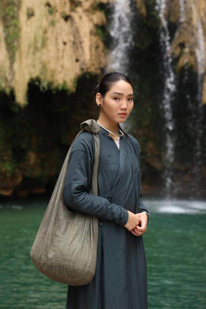 Dù còn rất trẻ nhưng Minh Anh không còn là tân binh của điện ảnh Việt. Năm 2025, cô đảm nhận vai nữ chính trong phim trăm tỷ "Thám tử Kiên" của đạo diễn Victor Vũ. Trước đó, cô đóng các vai nhỏ trong "Chạy đi rồi tính" (Hàm Trần) và "Siêu trộm" (Nam Cito - Bảo Nhân).