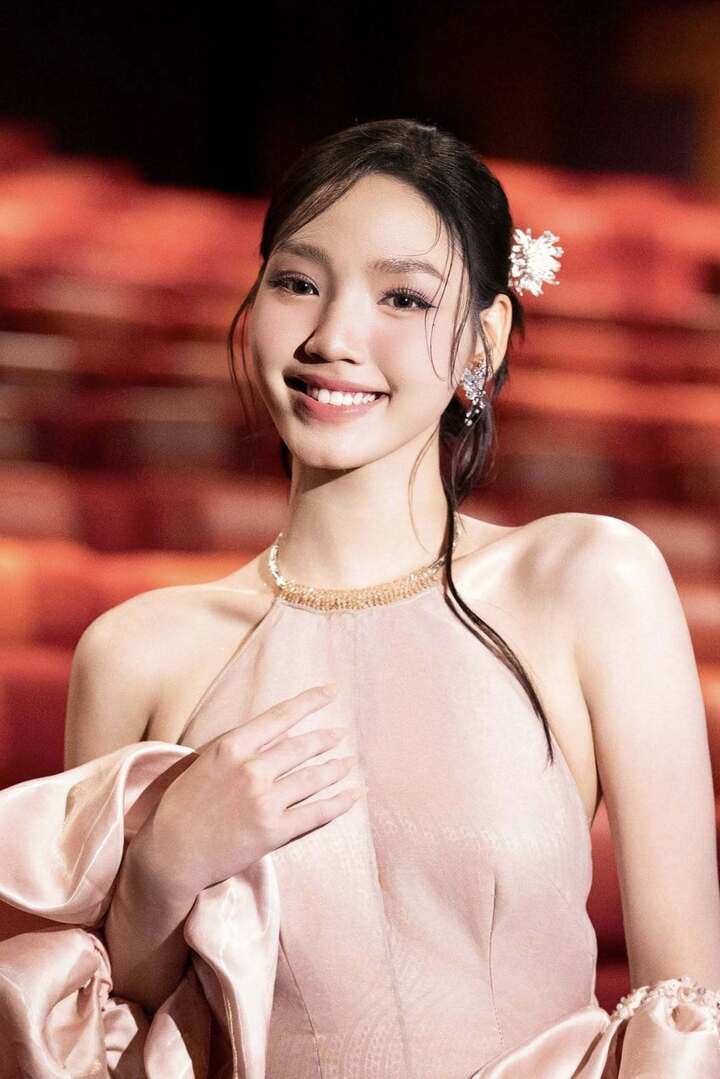 Minh Anh còn đoạt danh hiệu Á khôi 1 của cuộc thi "Đại sứ Áo dài Việt Nam 2019", khi mới 11 tuổi.