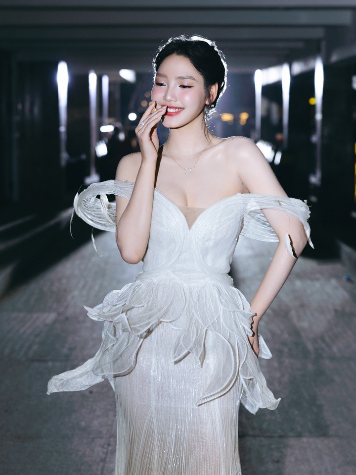 Trở lại với vai chính trong dự án điện ảnh "Nhà ba tôi một phòng", Minh Anh được kỳ vọng sẽ tiếp tục đem đến màu sắc mới mẻ, trẻ trung trên màn ảnh rộng dịp đầu năm mới.