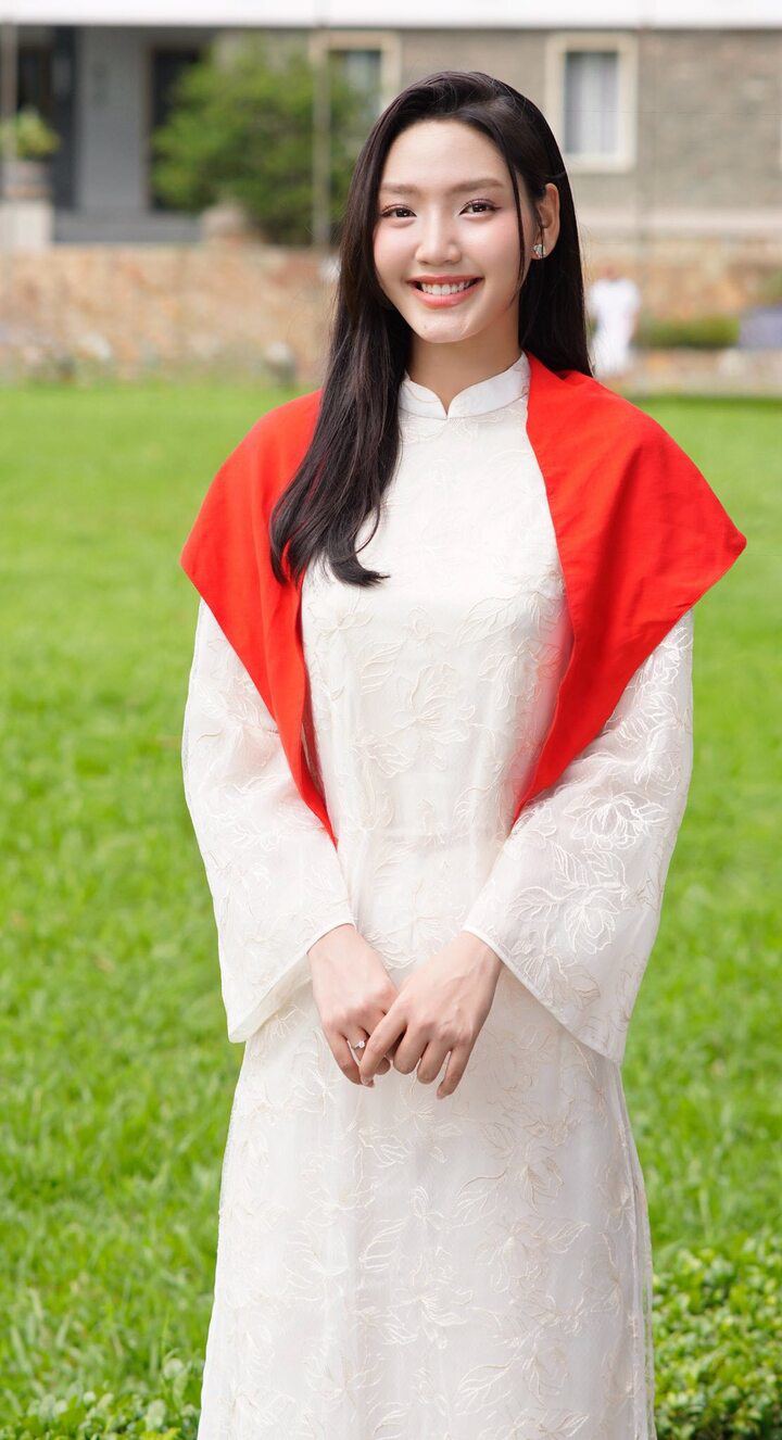 Đời thường, nữ diễn viên tạo thiện cảm với vẻ ngoài tươi tắn, đường nét hiện đại. Cô ưa chuộng những bộ trang phục thoải mái, nhẹ nhàng, nữ tính.