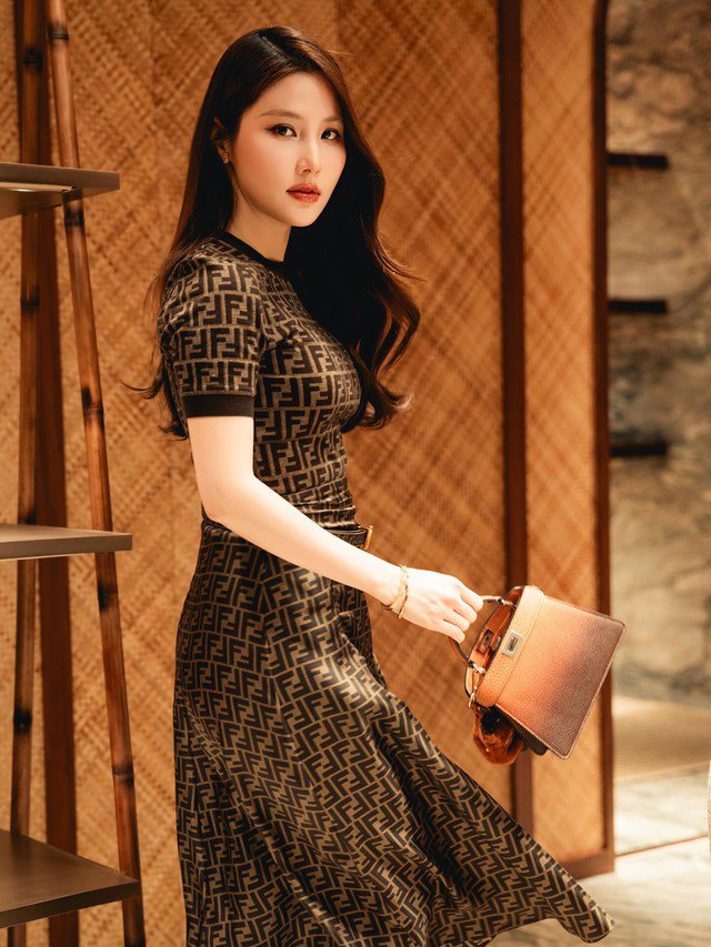 Để quá trình siết cân, giữ dáng được hiệu quả, Diễm My 9X không dùng đồ ngọt, giảm thiếu lượng tinh bột, chất béo hấp thụ vào cơ thể. Thay vào đó, người đẹp cố gắng ăn đủ bữa, đủ chất và thay thế các nhóm thực phẩm chưa lành mạnh bằng những món ăn tốt cho sức khỏe và cân nặng hơn.