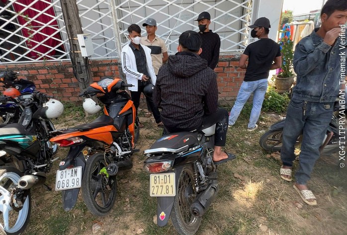 Nhóm thanh niên không chấp hành hiệu lệnh, rút chìa khóa xe máy rồi đi vào một đám cưới