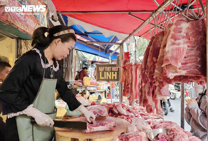 Tiểu thương cho biết giá nhập thịt heo tăng từng ngày nhưng vẫn cố giữ giá để không mất khách quen.