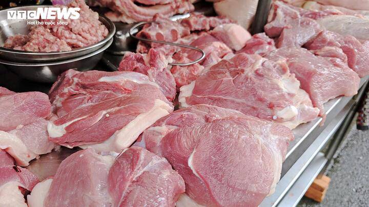 Giá thịt heo tại nhiều chợ truyền thống ở TP.HCM tăng sớm trước Tết.