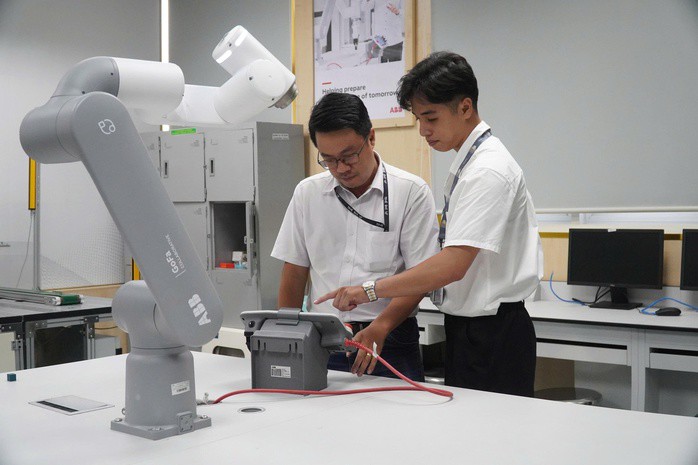 Giảng viên và sinh viên Trường ĐH Công nghiệp TPHCM nghiên cứu robot