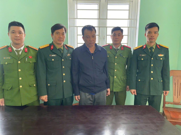Đối tượng trốn truy nã 30 năm trước bị lực lượng công an bắt giữ ban giao cho Bộ Quốc phòng. Ảnh: Công an Thanh Hóa
