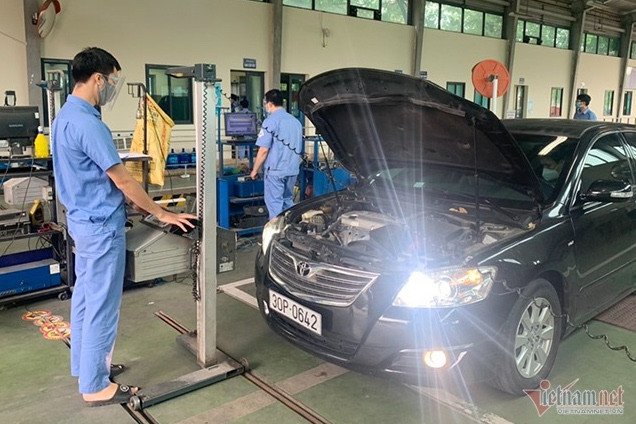 Nhiều chủ xe lúng túng khi đưa "xế cưng" đến cửa đăng kiểm. Ảnh: Hoàng Hiệp