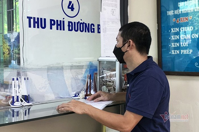 Song song với quá trình đăng kiểm, chủ xe cần nộp phí sử dụng đường bộ theo chu kỳ. Ảnh: Hoàng Hiệp