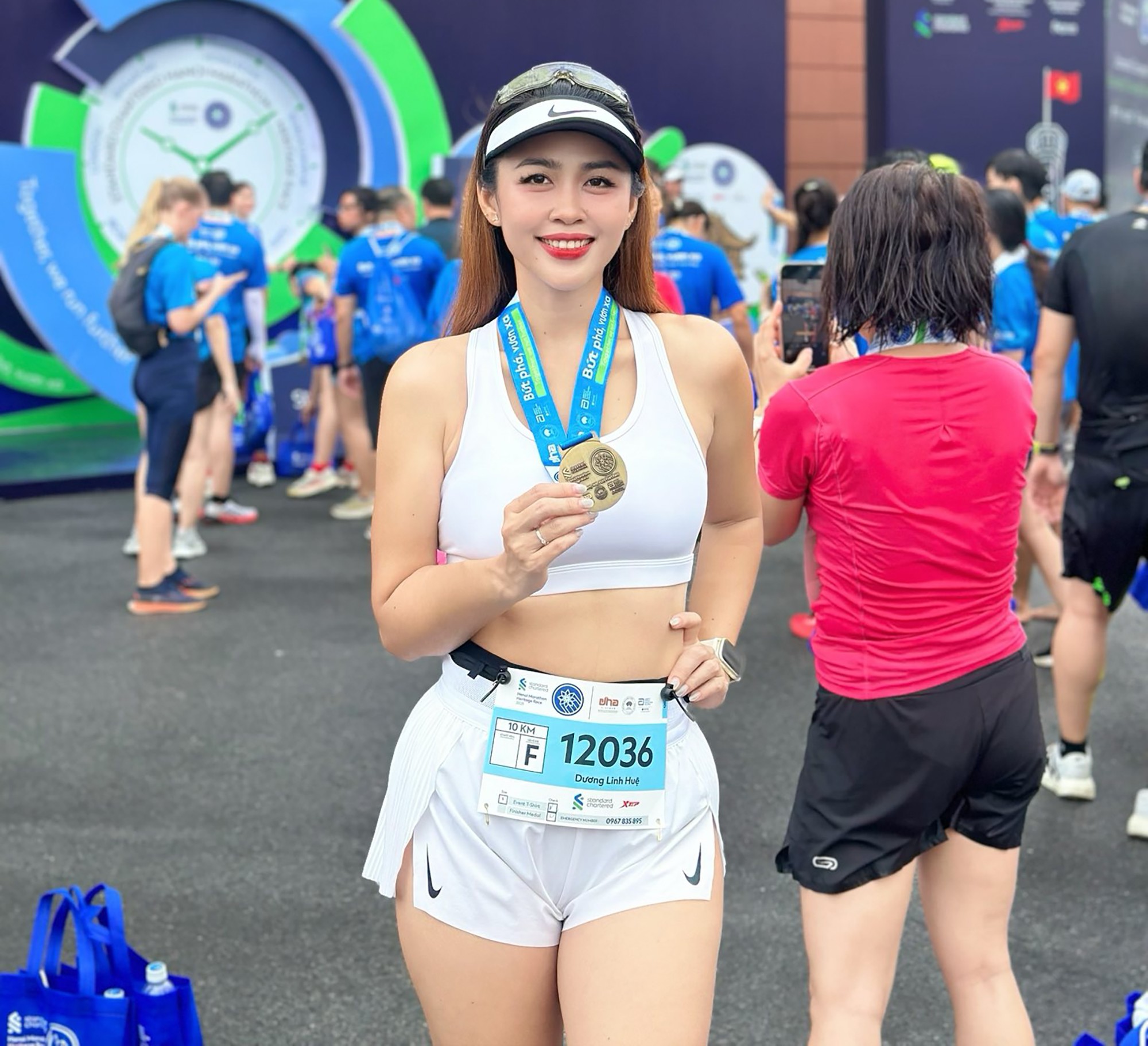 Hot girl quê Long An (nay thuộc Tây Ninh) đang sinh sống và làm việc tại Hà Nội sở hữu chiều cao 1m67, vóc dáng chuẩn mực và nụ cười tỏa nắng. Linh Huệ bắt đầu đến với chạy bộ từ năm 2019.