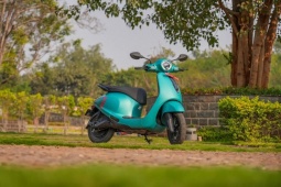Bajaj Chetak C25: Xe máy điện mới giá rẻ ngang Wave Alpha, phạm vi 113 km