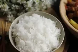Điều gì xảy ra khi thường xuyên ăn cơm trắng?