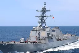 Tàu khu trục Mỹ cập cảng Israel giữa lúc căng thẳng với Iran