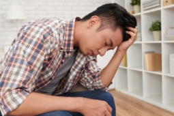 Vòng một khiêm tốn của bạn gái khiến tôi không muốn gần gũi