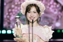 Hòa Minzy khóc nhắn nhủ con trai khi thắng lớn tại Làn Sóng Xanh 2025