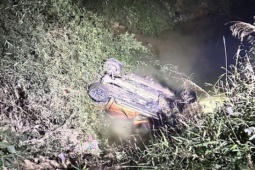 Ô tô lao xuống suối khiến 4 người thương vong