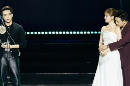 Trấn Thành - Hari Won bị chỉ trích phản cảm vì ôm ấp khi Soobin phát biểu