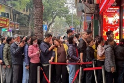 Xếp hàng mua vàng, bạc khi giá giảm sâu