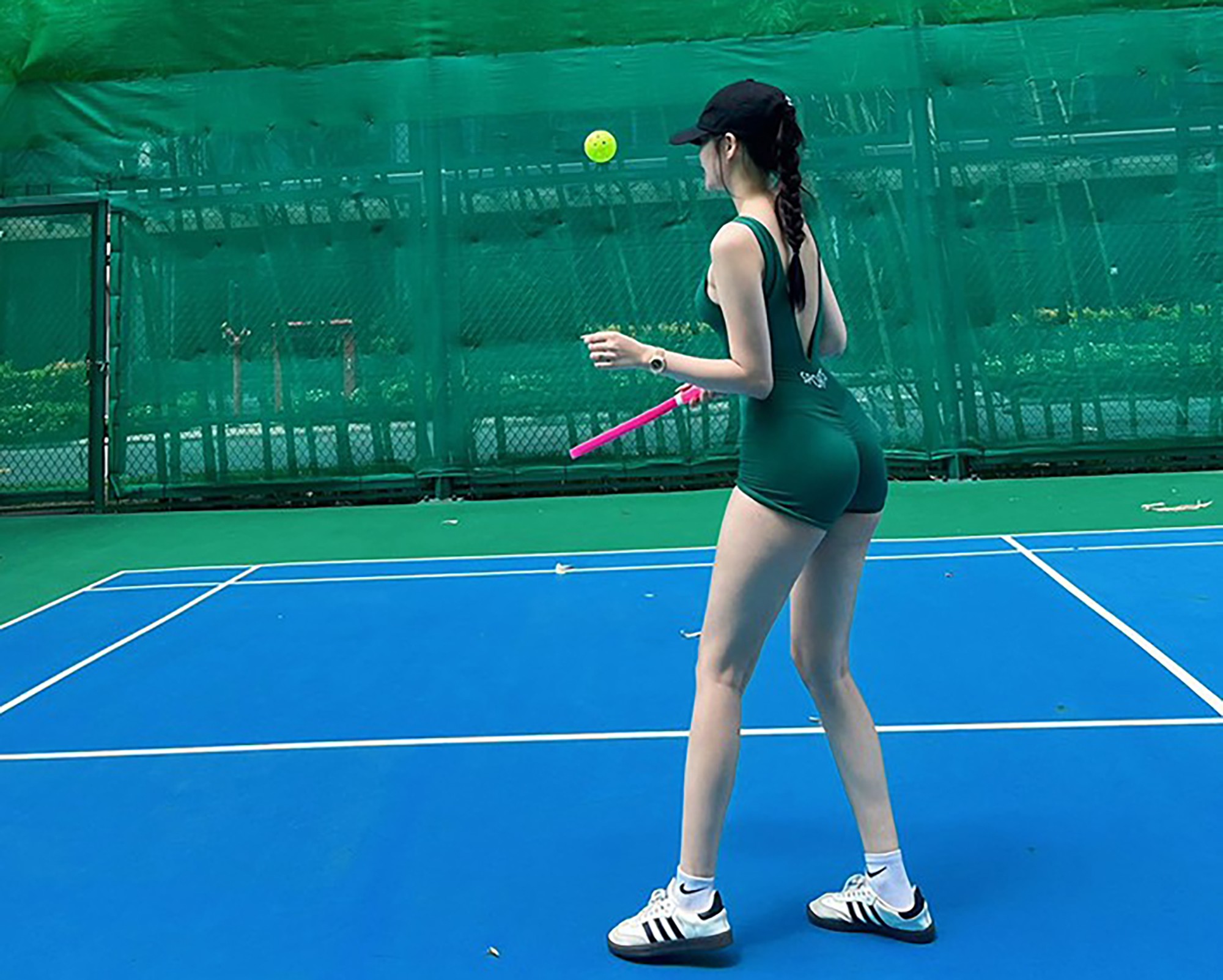 Danh tính cô gái này nhanh chóng được tìm ra, đó chính là Hồng Vy. Nhờ đam mê thể thao và nhiều năm liền tập gym, cô sở hữu thân hình “đồng hồ cát” cùng vòng eo “con kiến” 56 cm.