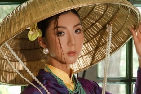 Ngọc Quyên sắm hàng chục bộ áo dài diện Tết