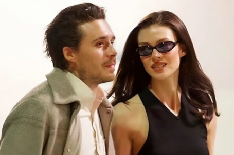 Vợ chồng Brooklyn Beckham dính như hình với bóng sau 'nội chiến' gia đình