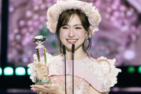 Hòa Minzy khóc nhắn nhủ con trai khi thắng lớn tại Làn Sóng Xanh 2025