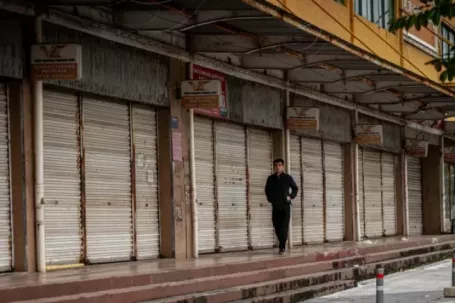 Sốt ruột chợ cửa khẩu Móng Cái áp Tết vắng như... chùa bà đanh