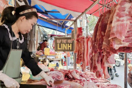 Chưa kịp sắm Tết, bà nội trợ đã ‘đau đầu’ vì giá thịt, trứng