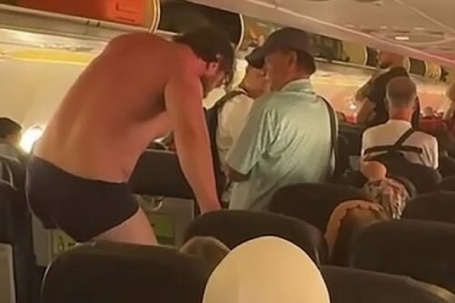Chuyến bay hạ cánh khẩn vì hành khách gây rối đòi cởi đồ
