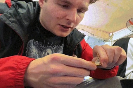 Khách Tây chi 300.000 đồng thử món chim ở vỉa hè Hà Nội, liên tục khen ngon