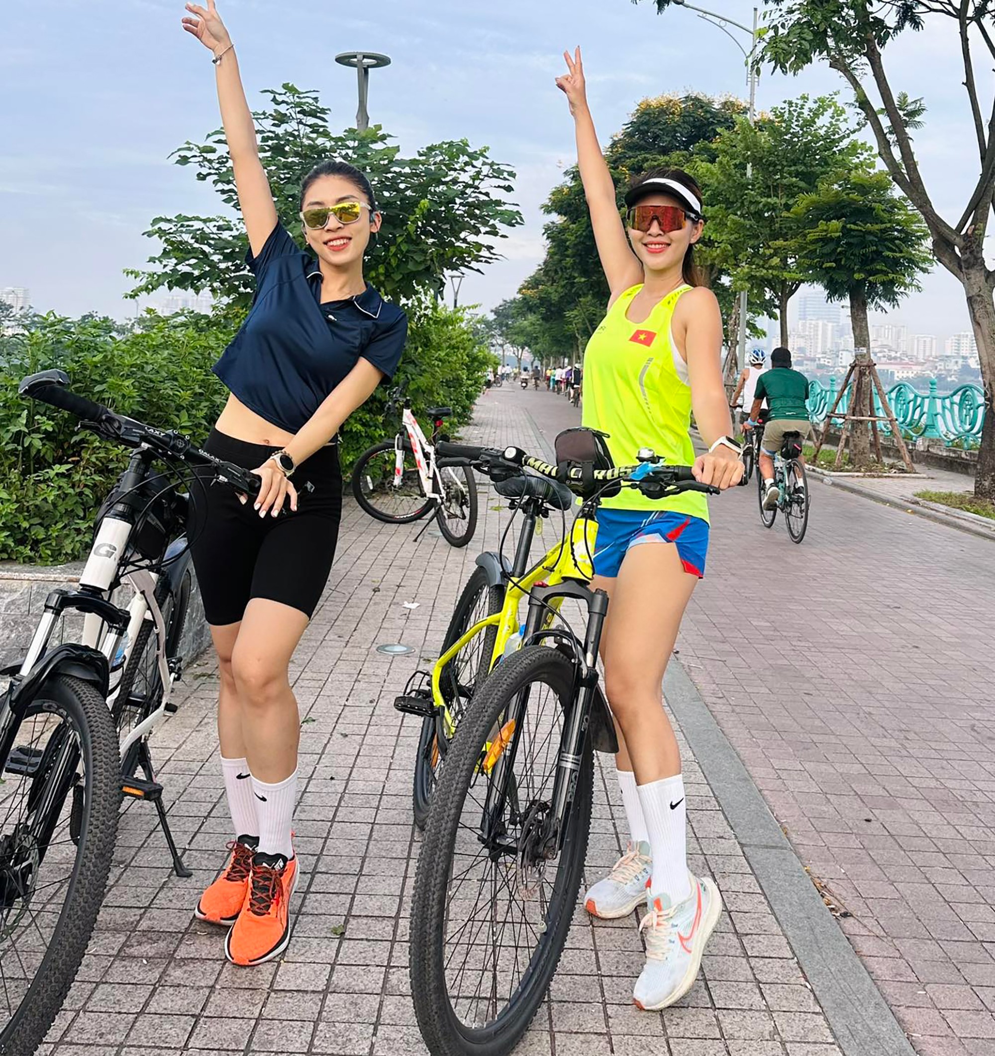 “Thể thao không đòi hỏi bạn phải xuất phát giỏi, chỉ cần bạn không dừng lại và duy trì một thói quen đều đặn thì sẽ có được sự thay đổi mà chính bạn không ngờ tới về cả sức khỏe lẫn tinh thần. Đây là nền tảng giúp bạn chinh phục mọi mục tiêu trong cuộc sống”, Linh Huệ chia sẻ.