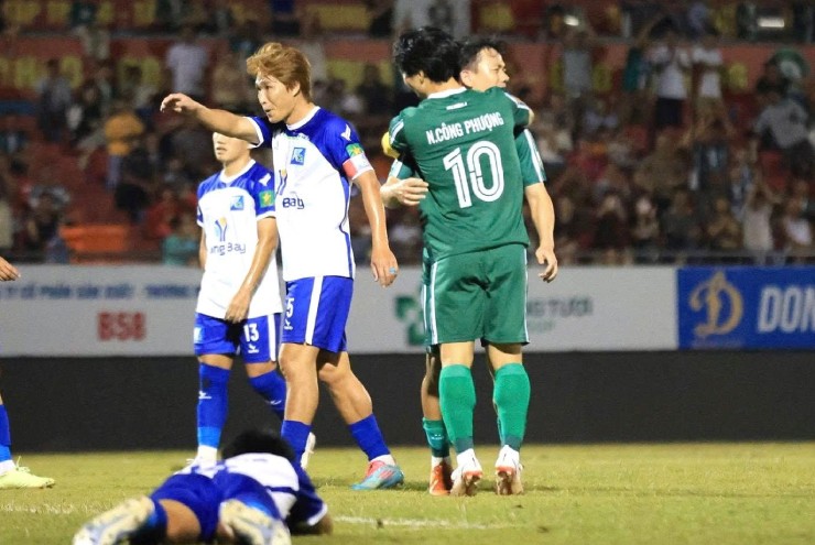 Công Phượng ăn mừng bàn thắng cùng đồng đội