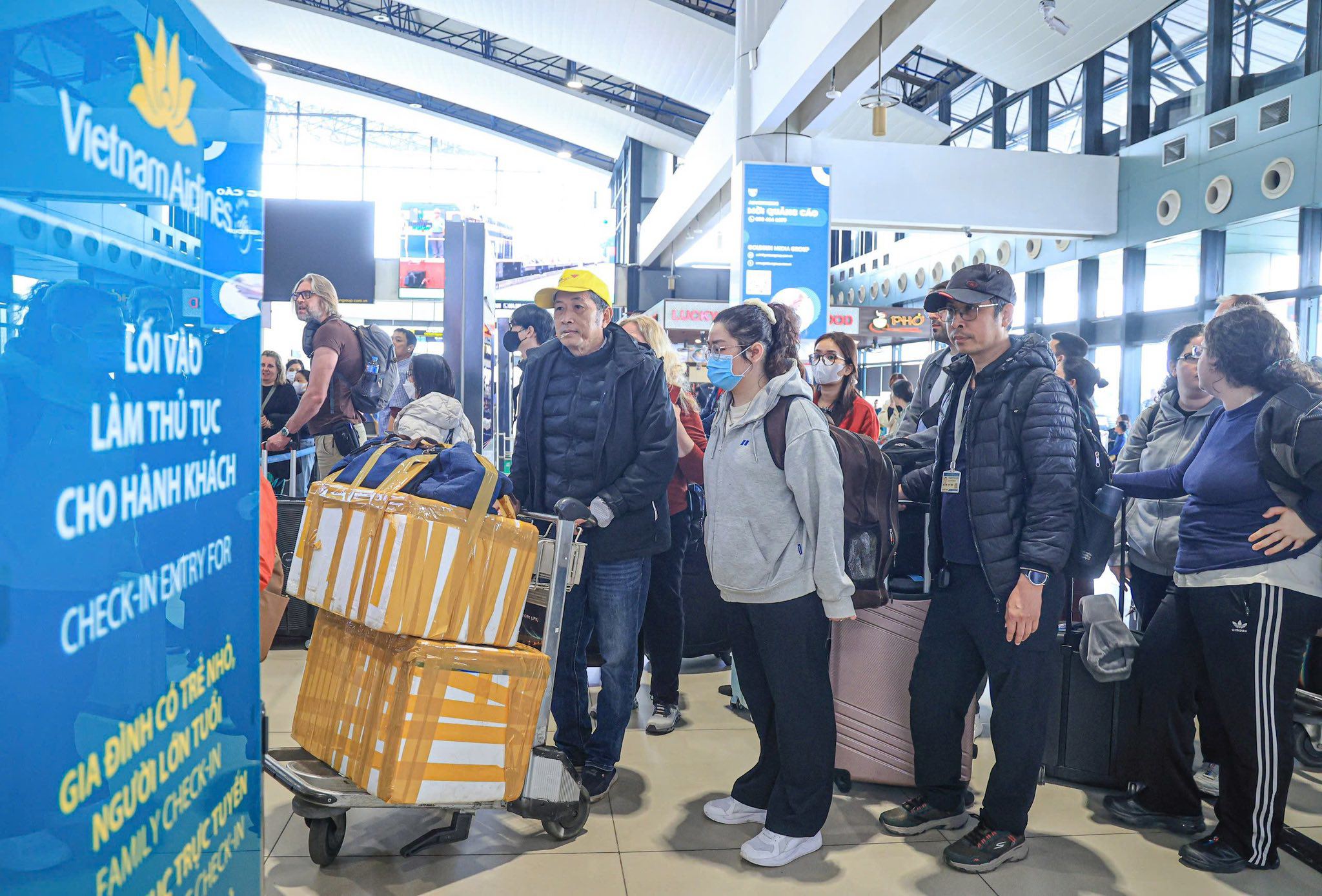 Nhiều đường bay từ TP.HCM đi miền Trung và miền Bắc "cháy vé"