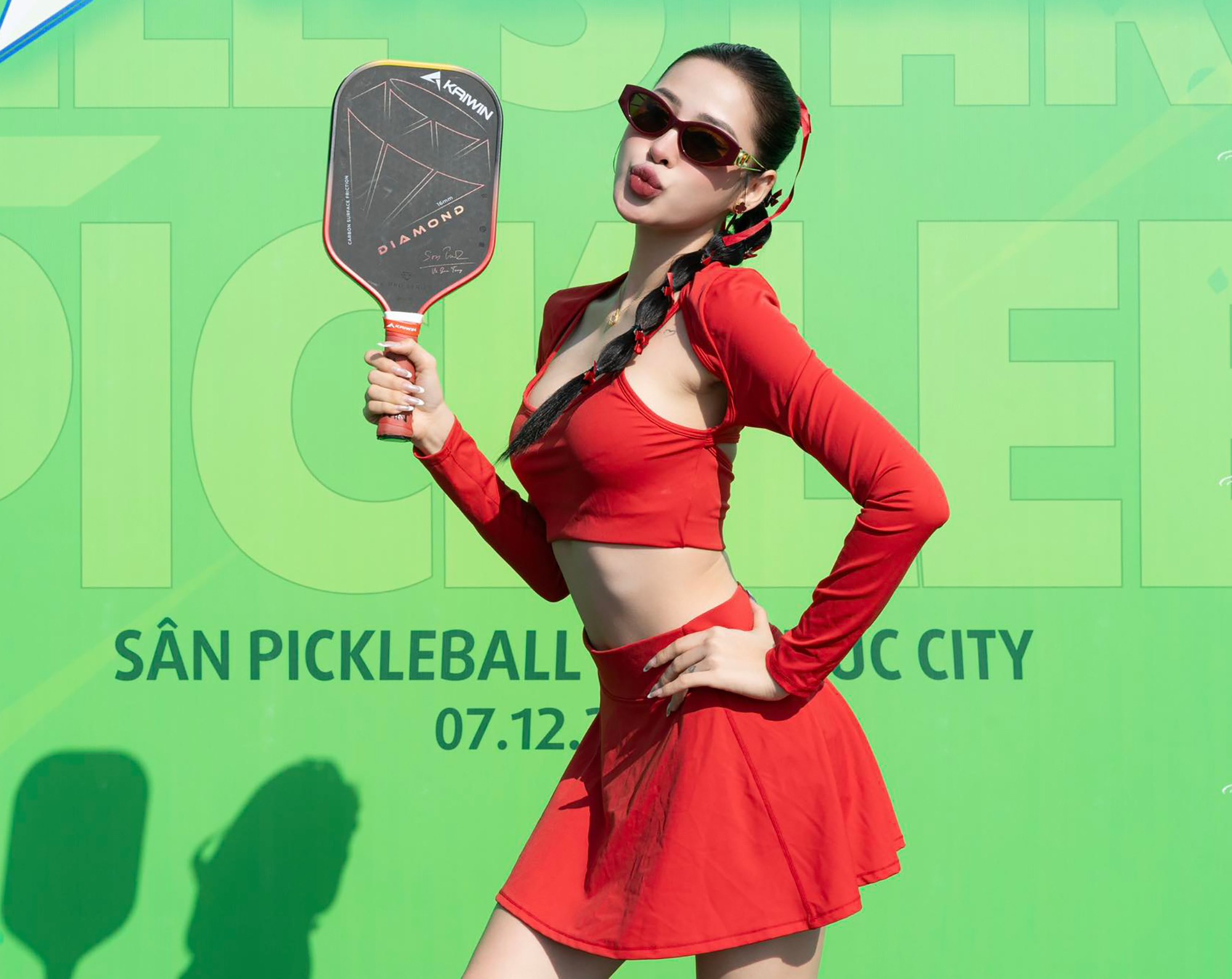 “Hiện tại, tôi vẫn tập song song giữa pickleball và gym. Pickleball giúp cơ thể đốt năng lượng rất tốt, nhanh nhẹn và linh hoạt hơn. Gym giúp phần vai, mông, eo hài hoà và rõ nét hơn".