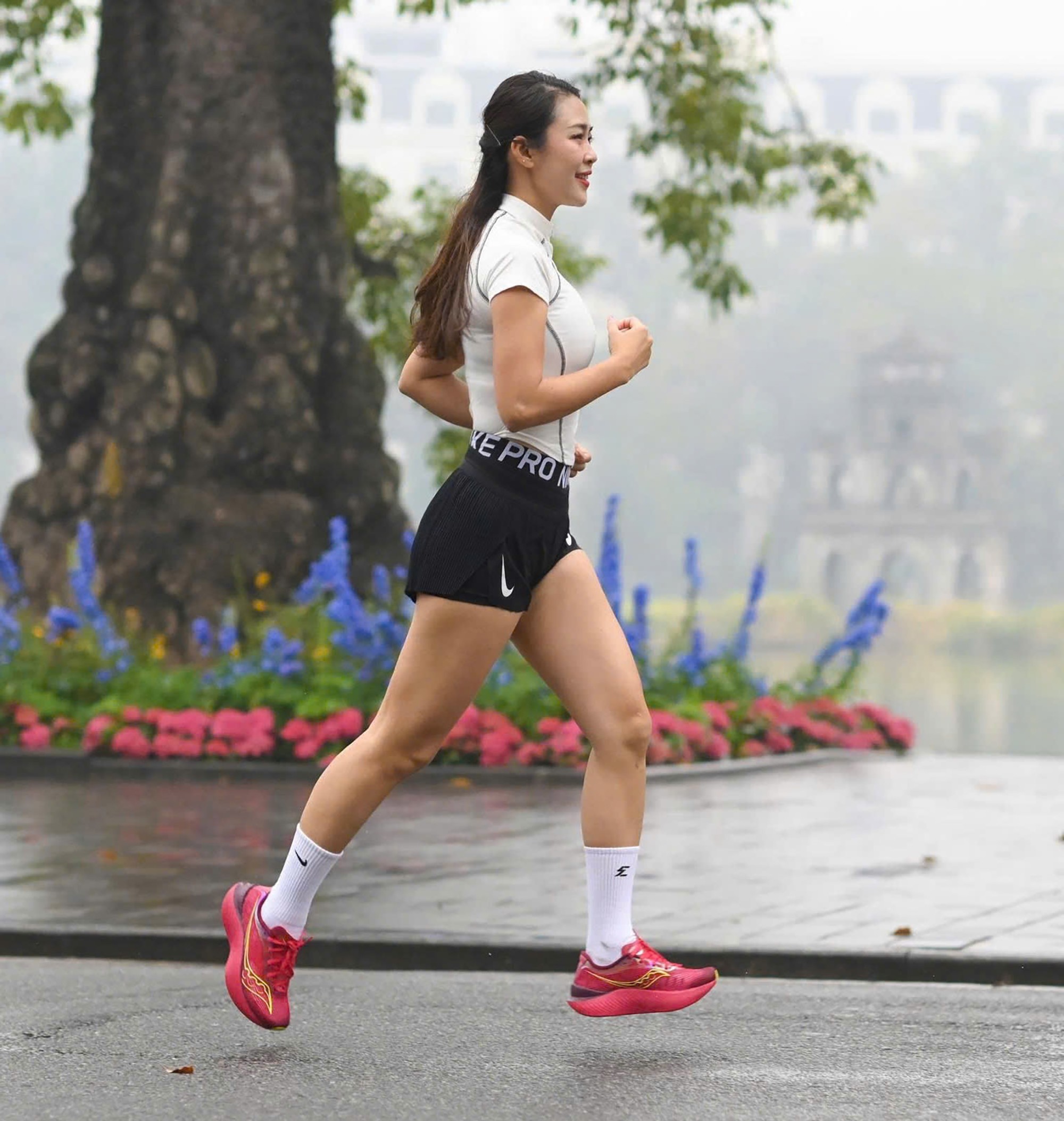 Trong dịp Tết này, Linh Huệ chia sẻ cô sẽ về Long An đón năm mới cùng gia đình. Cô nàng cho biết cô vẫn duy trì thói quen chạy bộ khoảng 5km vào buổi sáng sớm để lấy năng lượng cho một ngày mới.