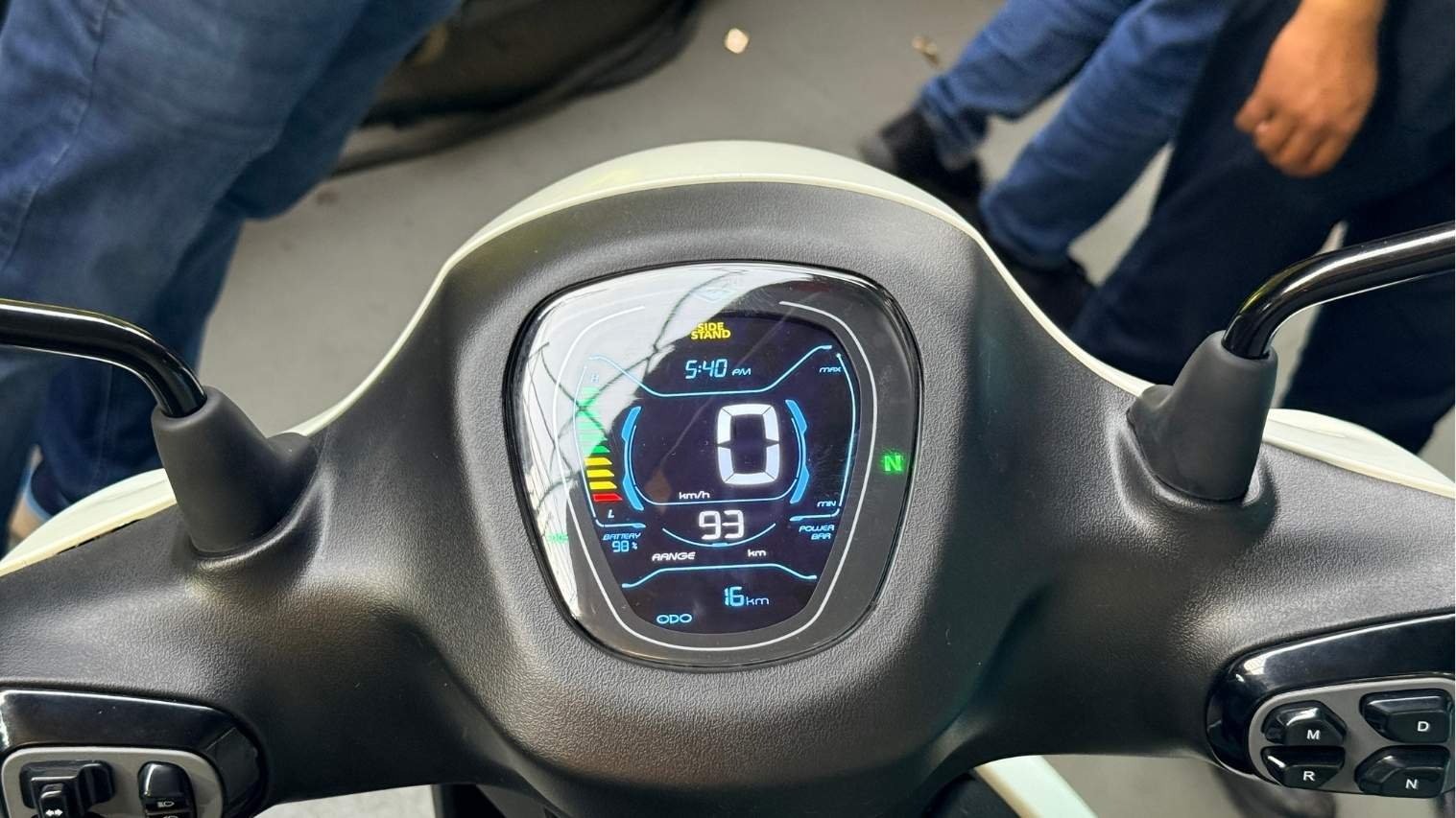 Bajaj Chetak C25: Xe máy điện mới giá rẻ ngang Wave Alpha, phạm vi 113 km - 3