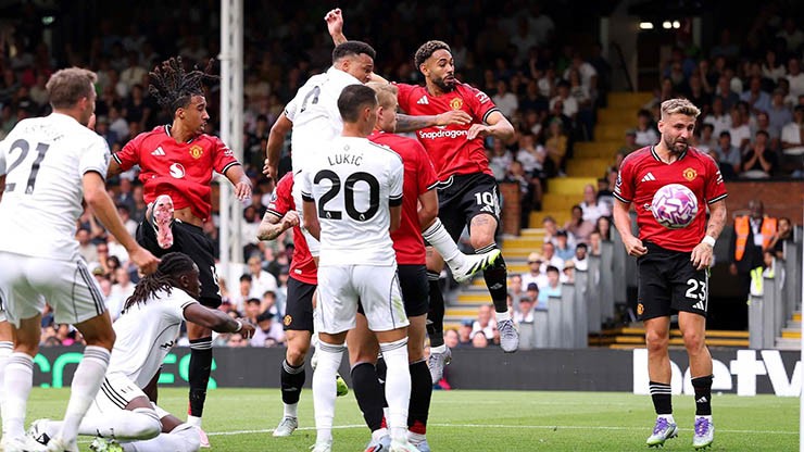 MU (áo đỏ) so tài với Fulham