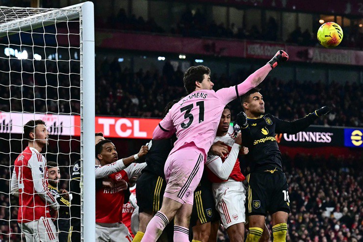 Lammens đang mang đến sự chắc chắn trong khung thành MU