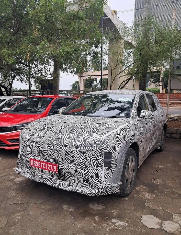 VinFast Limo Green lộ diện gặp chạy thử tại Ấn Độ với lớp ngụy trang - 1