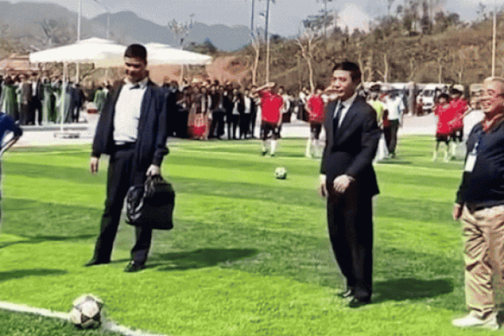 Hai Bộ trưởng Quốc phòng và Công an trổ tài đá bóng