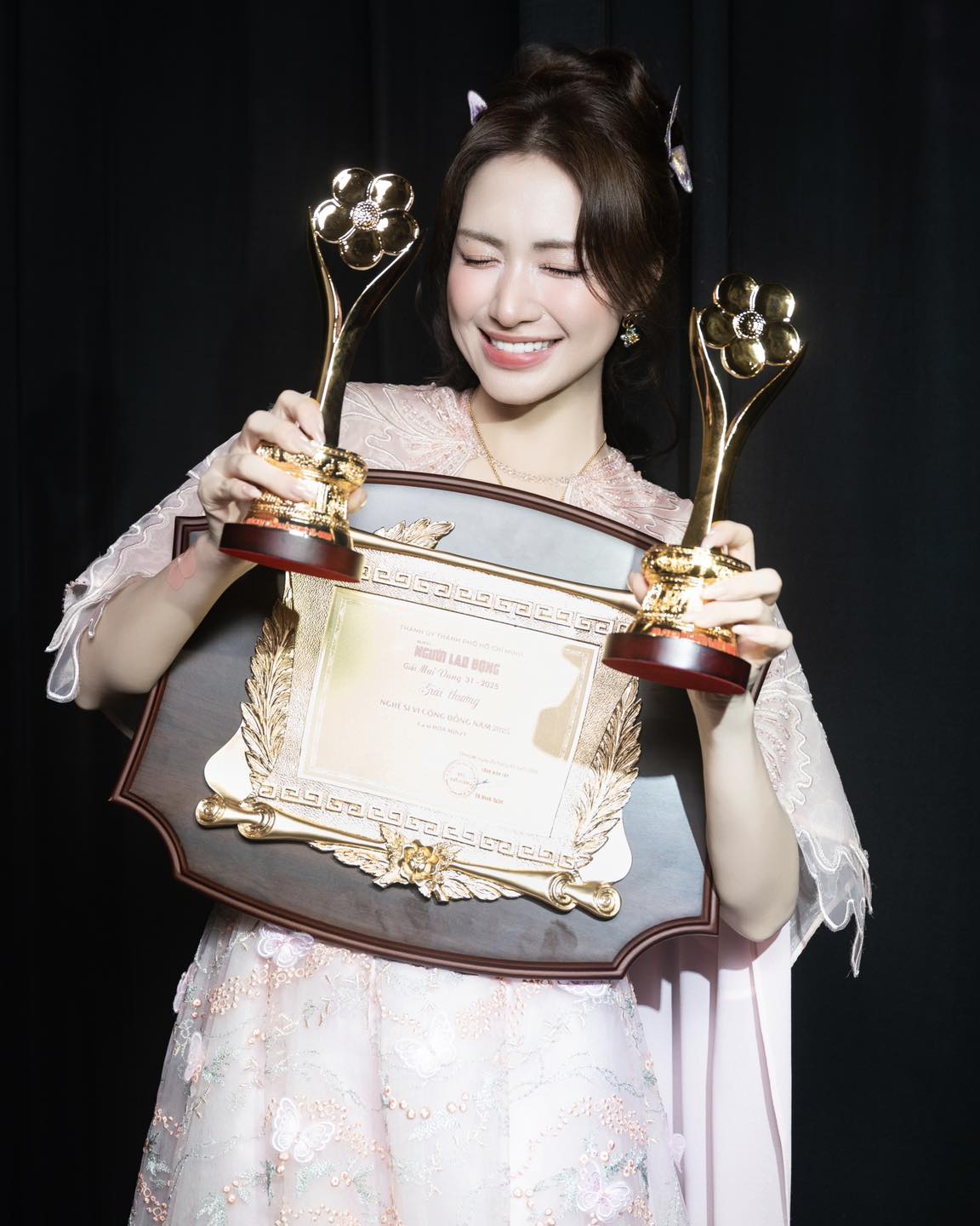 Hòa Minzy hân hoan chia sẻ niềm vui cùng bố mẹ khi nhận "mưa" giải thưởng.