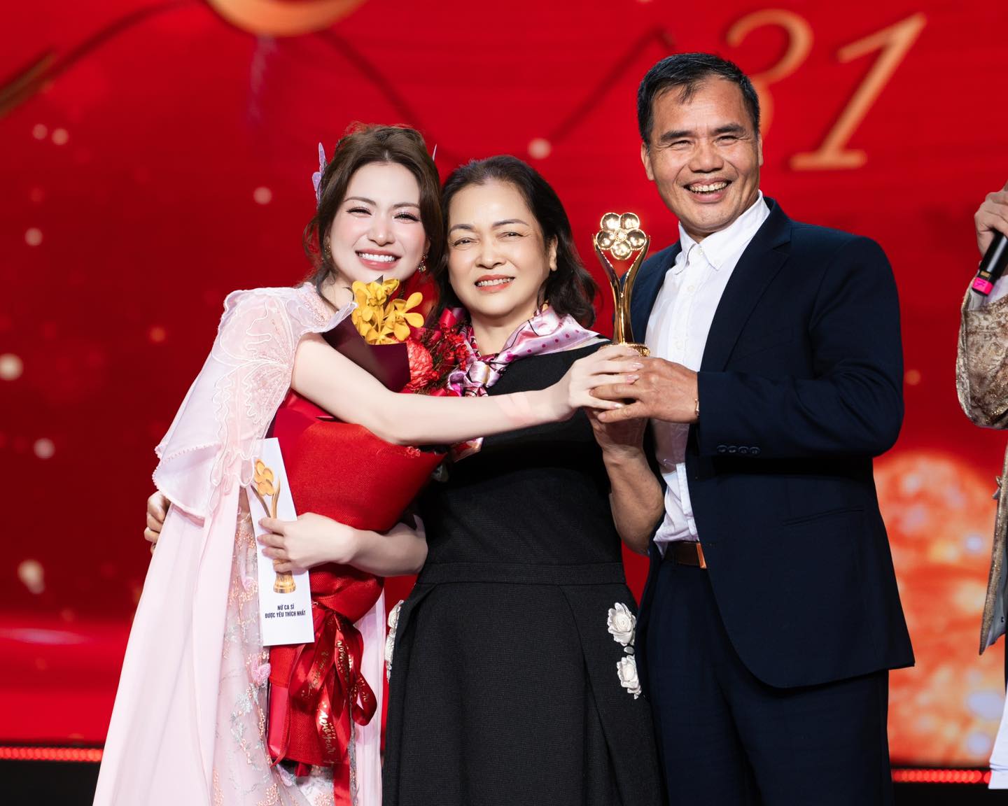 Hòa Minzy hân hoan chia sẻ niềm vui cùng bố mẹ khi nhận "mưa" giải thưởng.