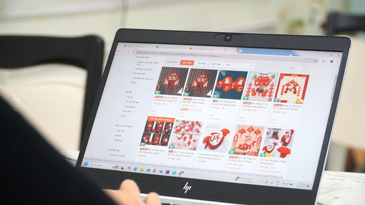 Các món đồ trang trí Tết cũng được Giang lựa chọn và so sánh mức giá cẩn thận. ﻿Ảnh: Thảo Linh